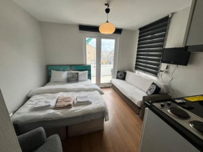 Sunny Terrace Retreat Near Taksim Square